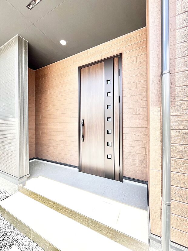 玄関前は雨が降っても濡れにくい屋根付き