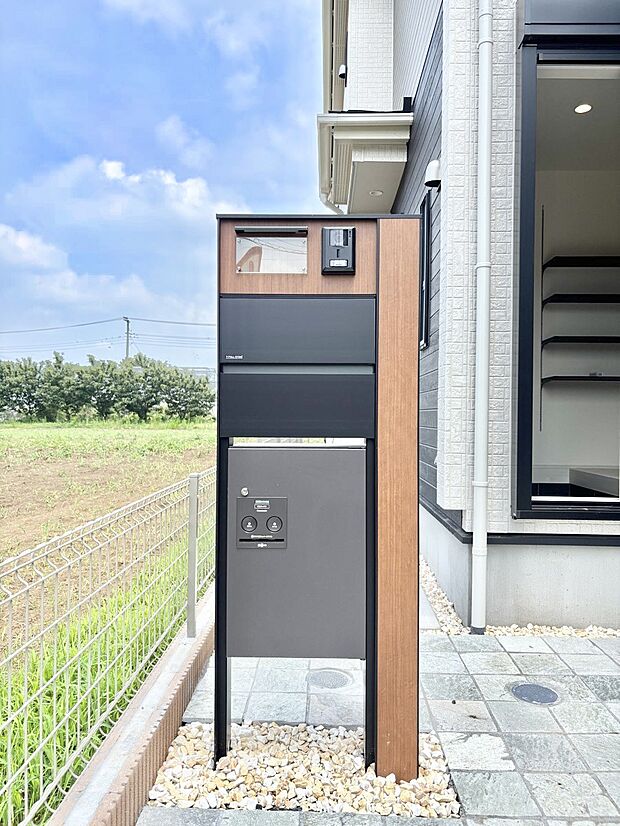 表札・インターホン・ポスト・宅配BOXをひとつに集約。エントランスになじむシンプルデザイン。