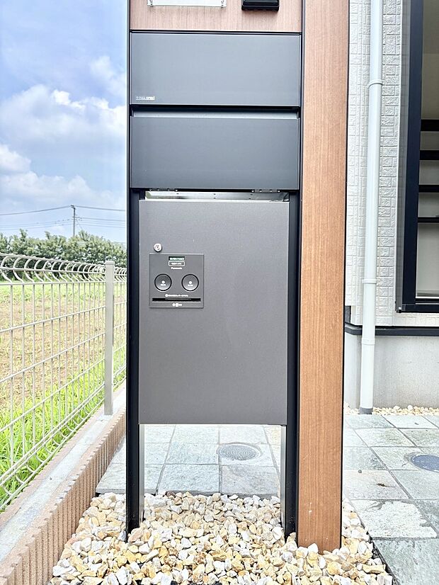 外観「宅配ボックス」 時間を気にせず宅配物をいつでも安全に受け取れます。