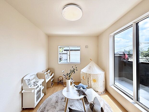 2面採光で気持ちよく自然光が取り入れられるのでお子様のお部屋にもピッタリ
