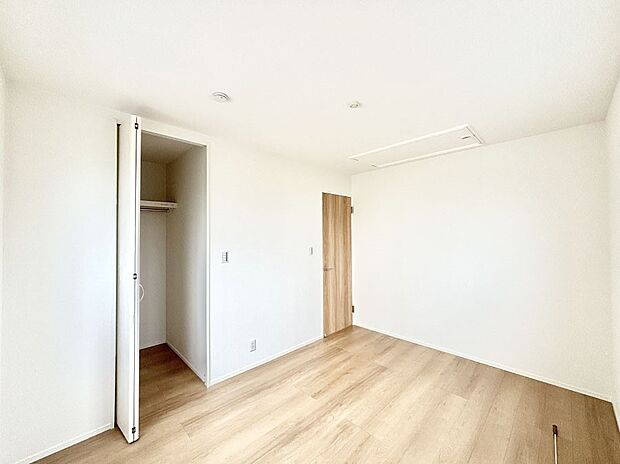お子さまのお部屋としても！衣類の整理整頓に便利なクローゼット付きの洋室。