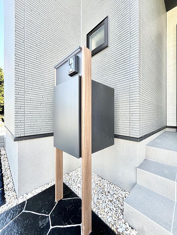 表札・インターホン・ポスト・宅配ＢＯＸをひとつに集約。エントランスになじむシンプルデザイン。