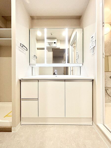清潔感ある洗面化粧室で朝の身支度も快適