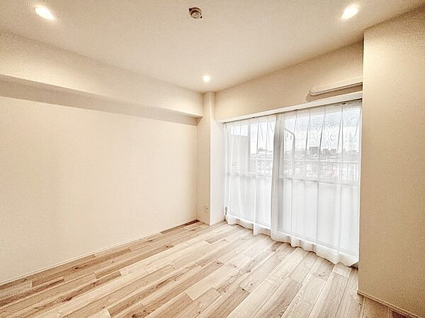 バルコニーに繋がるお部屋は開放感があります。　