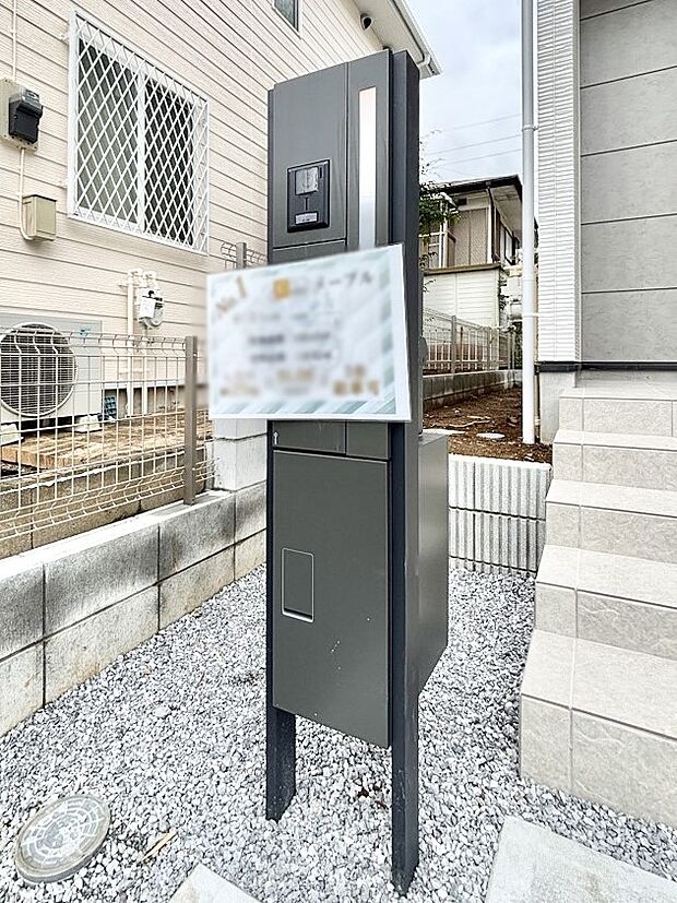 表札・インターホン・ポスト・宅配BOXをひとつに集約。エントランスになじむシンプルデザイン。