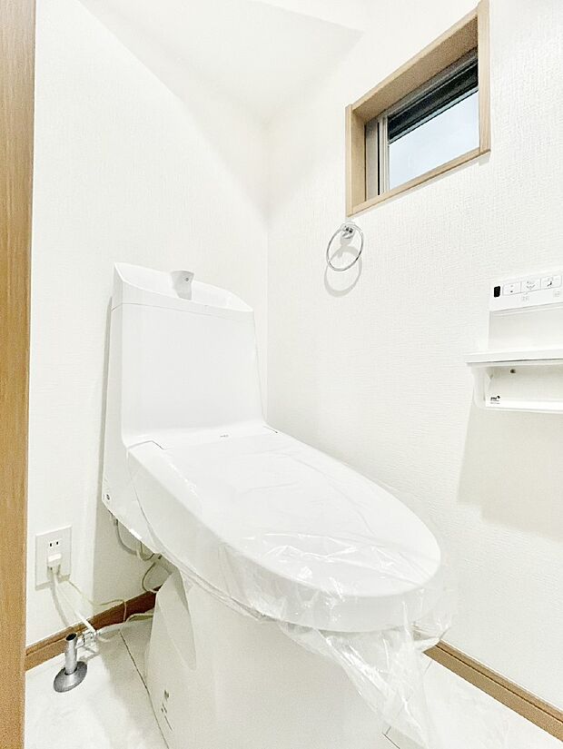 明るく清潔感のあるトイレです。