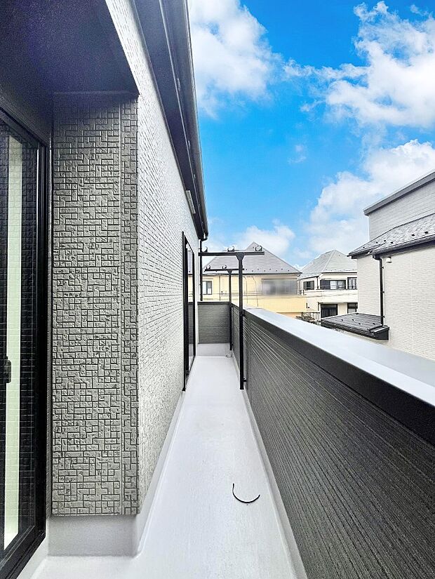 暖かな陽光が降り注ぐバルコニーはお洗濯におすすめ。爽やかな風も心地よいです。 