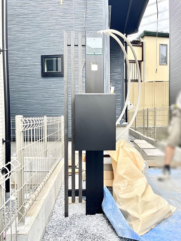 表札・インターホン・ポストをひとつに集約。エントランスになじむシンプルデザイン。