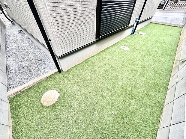 ガーデニングや家庭菜園も楽しめるお庭付き。