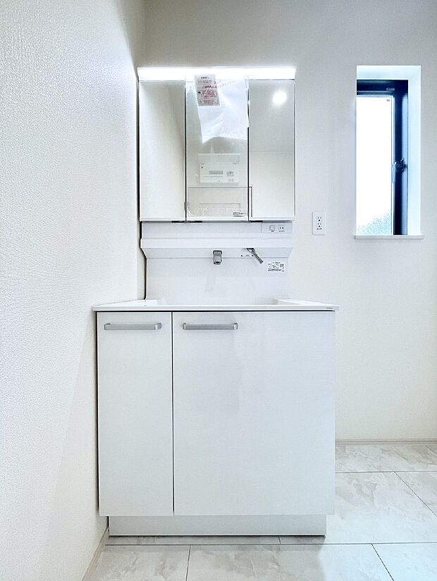 大きく見やすい三面鏡で清潔感ある洗面台は、身だしなみチェックや肌のお手入れにおすすめです。