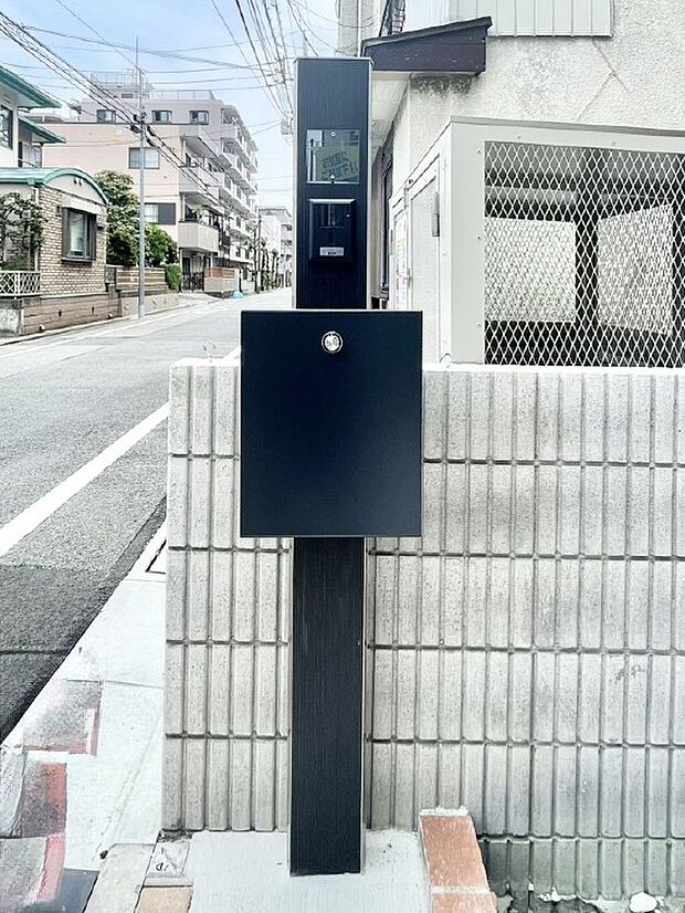 表札・インターホン・ポストをひとつに集約。エントランスになじむシンプルデザイン。