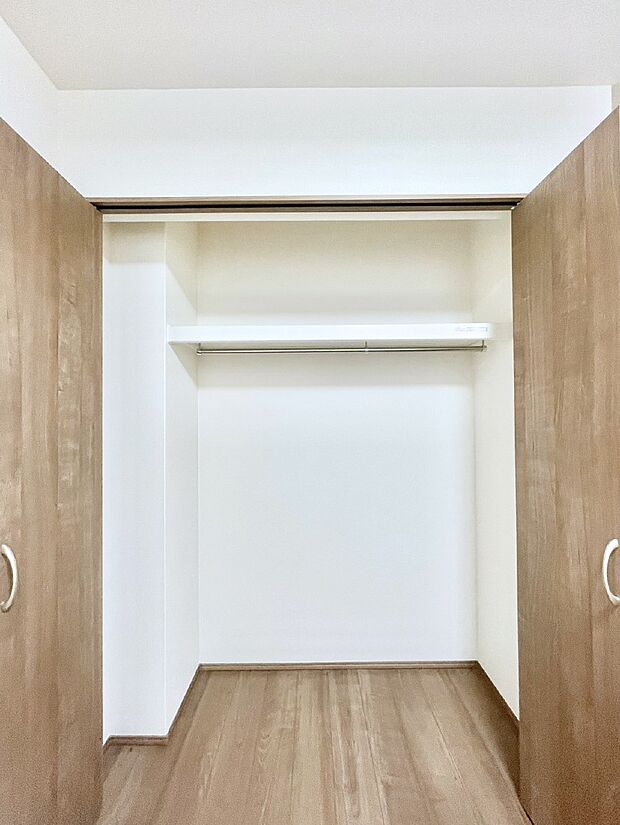 洋室のクローゼット。奥行きがあるので厚手の衣類もすっきり収まります。