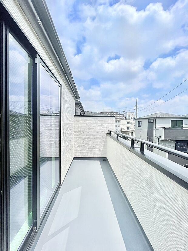ゆったりバルコニーだから沢山お洗濯ものを干せます。
