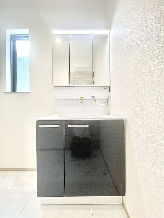 大きく見やすい三面鏡で清潔感ある洗面台は、身だしなみチェックや肌のお手入れにおすすめです。