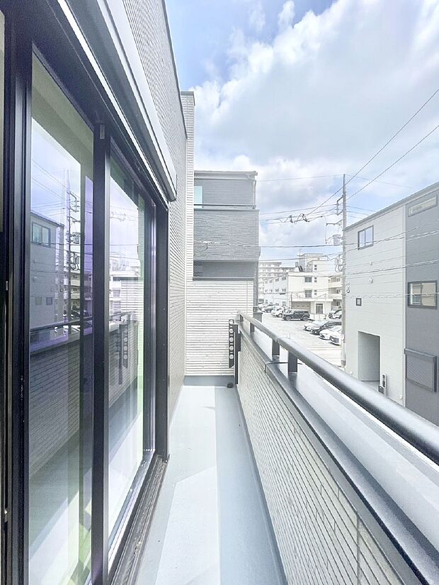 暖かな陽光が降り注ぐバルコニーはお洗濯におすすめ。爽やかな風も心地よいです。