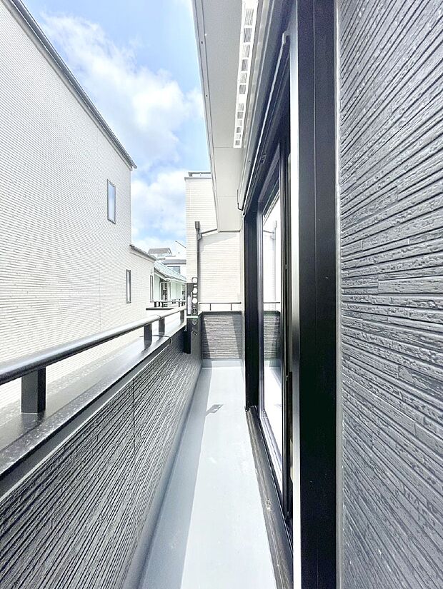 暖かな陽光が降り注ぐバルコニーはお洗濯におすすめ。爽やかな風も心地よいです。