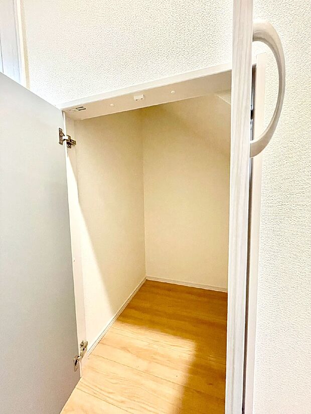 日用品のストックや水などの備蓄に使える階段下収納。