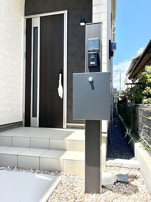 シンプルデザインのポスト。