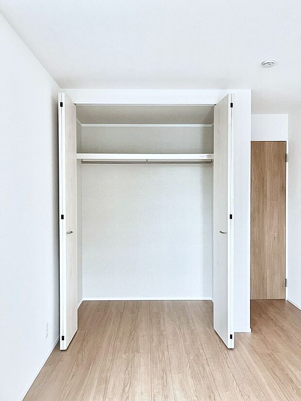 洋室のクローゼット。奥行きがあるので厚手の衣類もすっきり収まります。