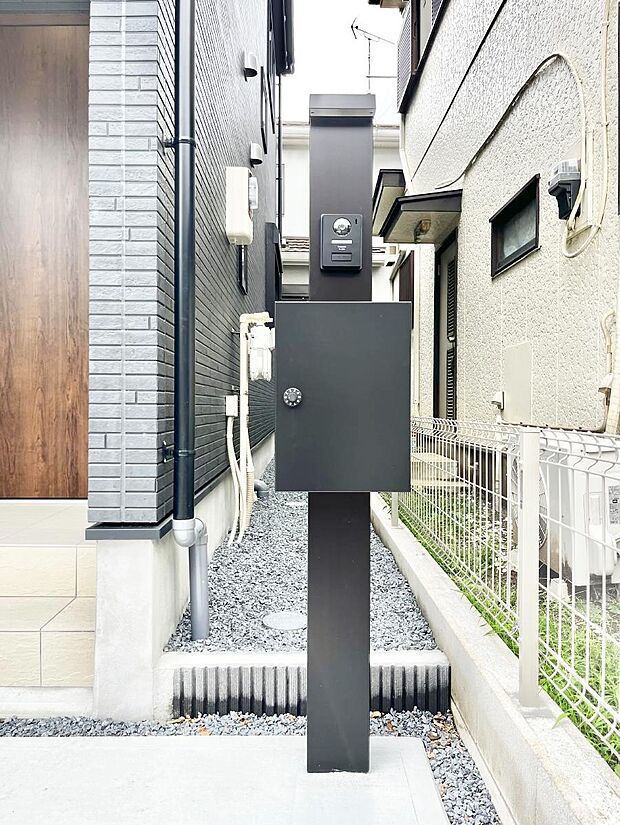 表札・インターホン・ポストをひとつに集約。エントランスになじむシンプルデザイン。