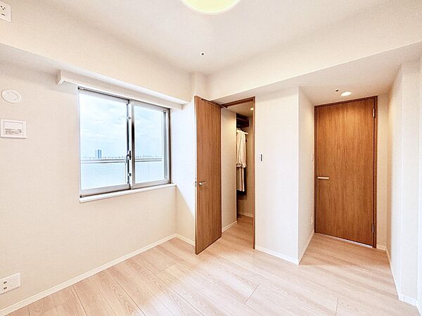 ウォークインクローゼット付きのお部屋で充実したプライベート時間を過ごせます。