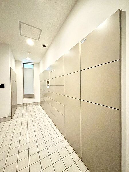 留守時のお荷物の受け取りもできる宅配ボックス付き