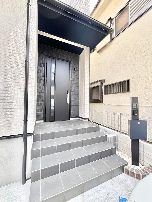 大切な家族、来客を出迎える玄関。玄関前は屋根付きで雨が降っていても濡れにくいです。