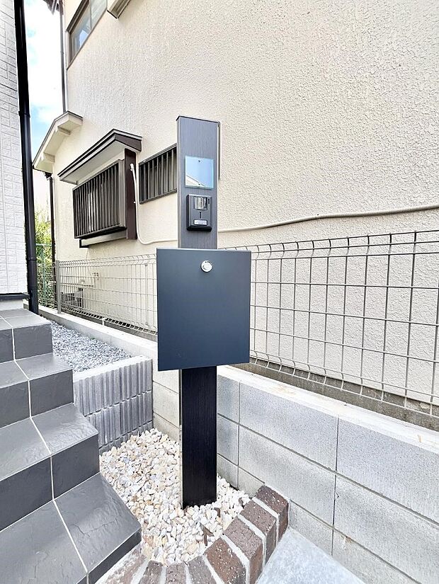 表札・インターホン・ポストをひとつに集約。エントランスになじむシンプルデザイン。