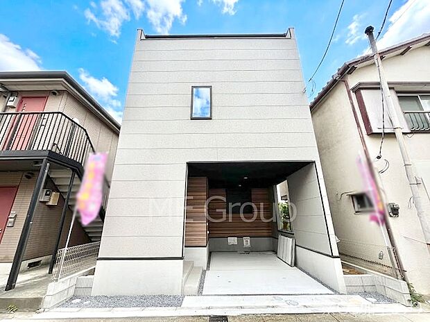 洗練された外観、上質な住空間が広がる室内は永く安心して過ごせる住居です。