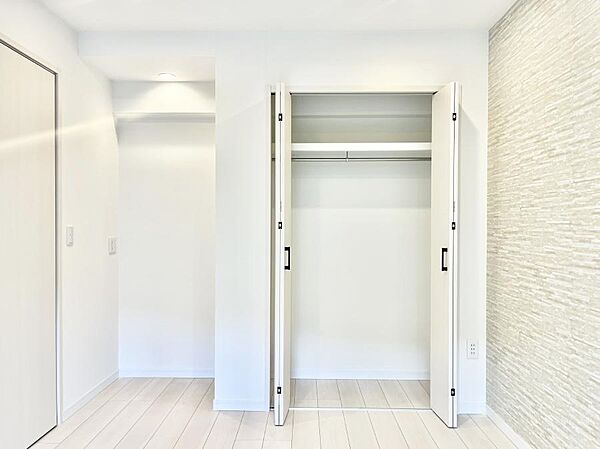 洋室クローゼット。奥行きがあるので厚手の衣類もすっきり収納できます。