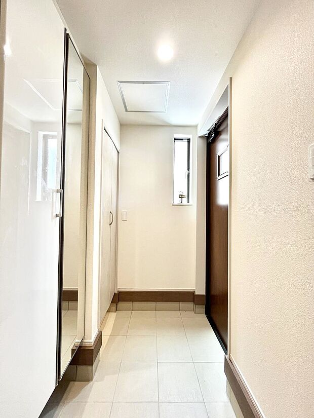 明るい玄関はお客様をお出迎えするのにぴったりです!