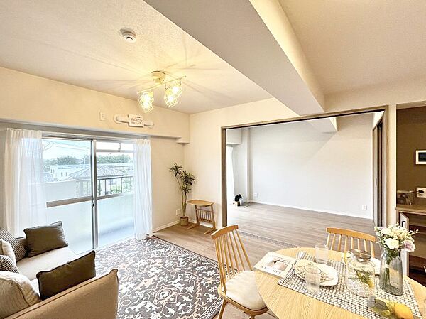 大きな窓からたっぷりの陽光と風を感じられるダイニング