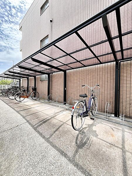 駐輪場は屋根付きで安心