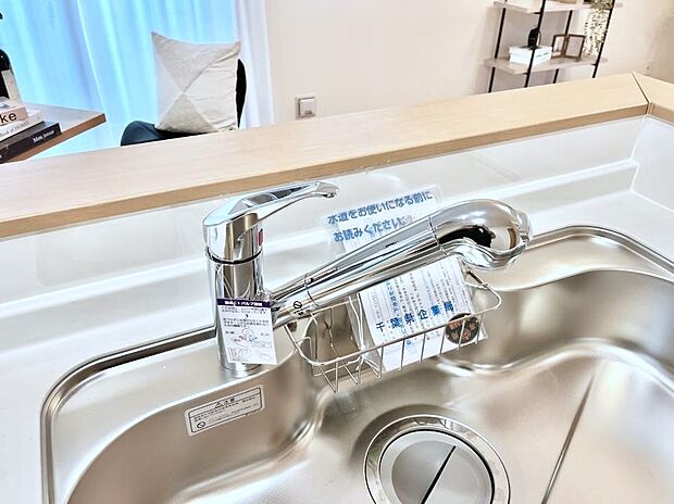 いつでも清潔なおいしいお水を。一つの水栓で水道水と浄水を使い分け。