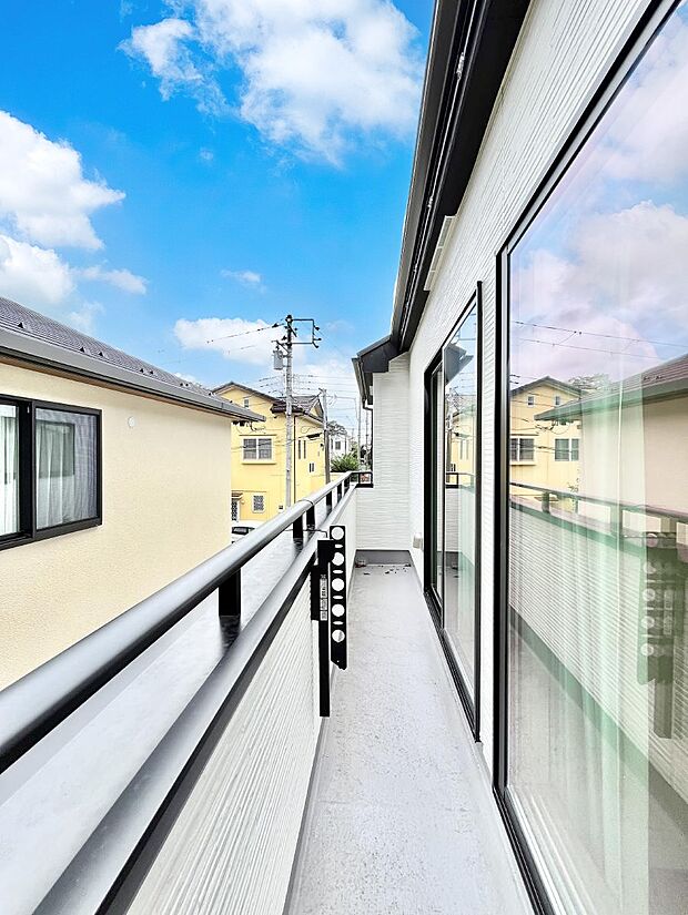 暖かな陽光が降り注ぐバルコニーはお洗濯におすすめ。爽やかな風も心地よいです。