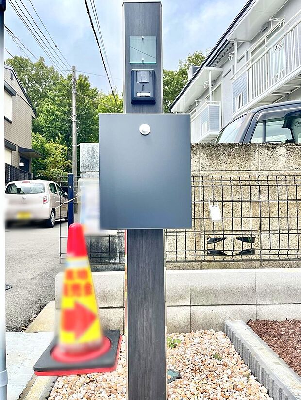 表札・インターホン・ポストをひとつに集約。エントランスになじむシンプルデザイン。