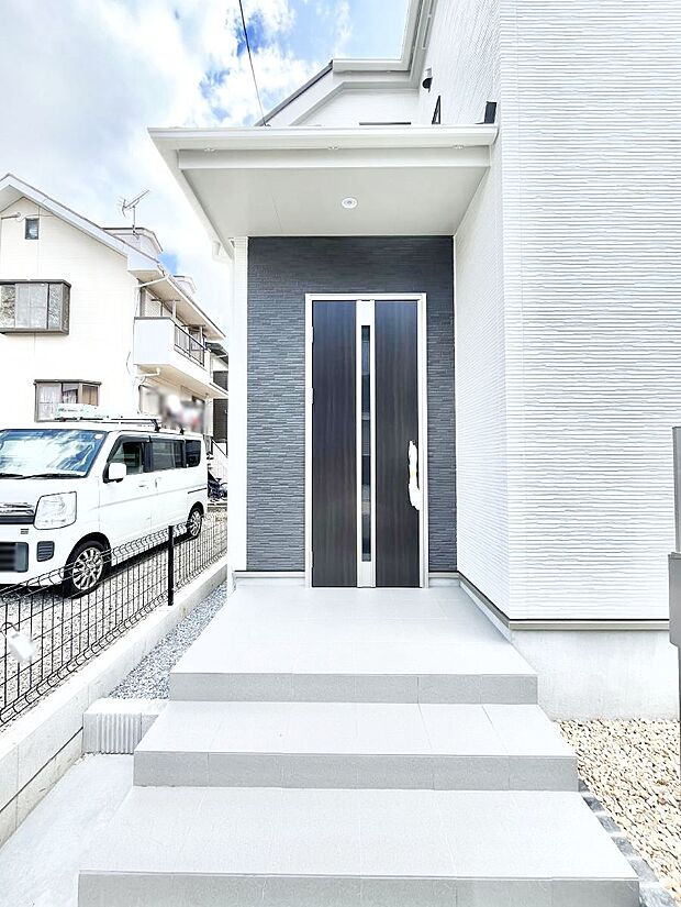 シンプルで落ち着いた雰囲気の玄関でご家族やお客様をお出迎え!