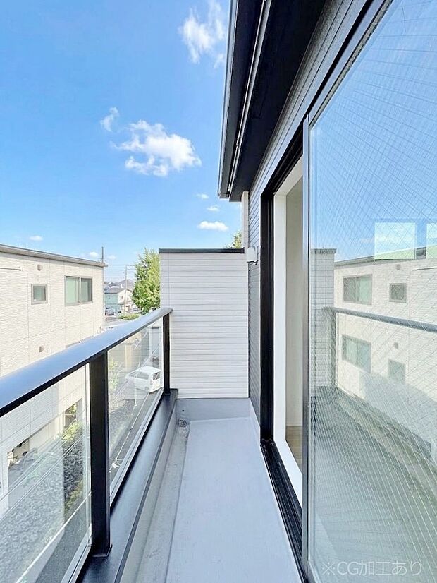 暖かな陽光が降り注ぐバルコニーはお洗濯におすすめ。爽やかな風も心地よいです。