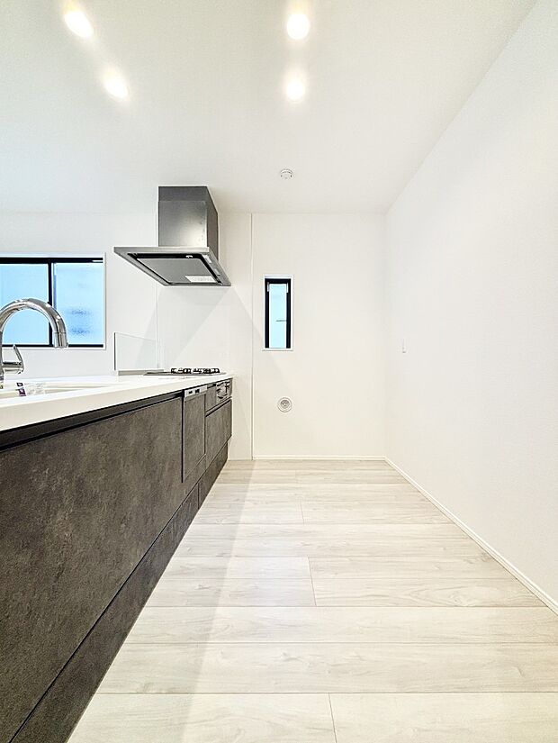 爽やかな風が通り抜けるキッチン。窓があるので明るく換気にも役立ちます。