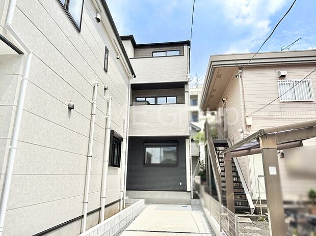 洗練された外観、上質な住空間が広がる室内は永く安心して過ごせる住居です。