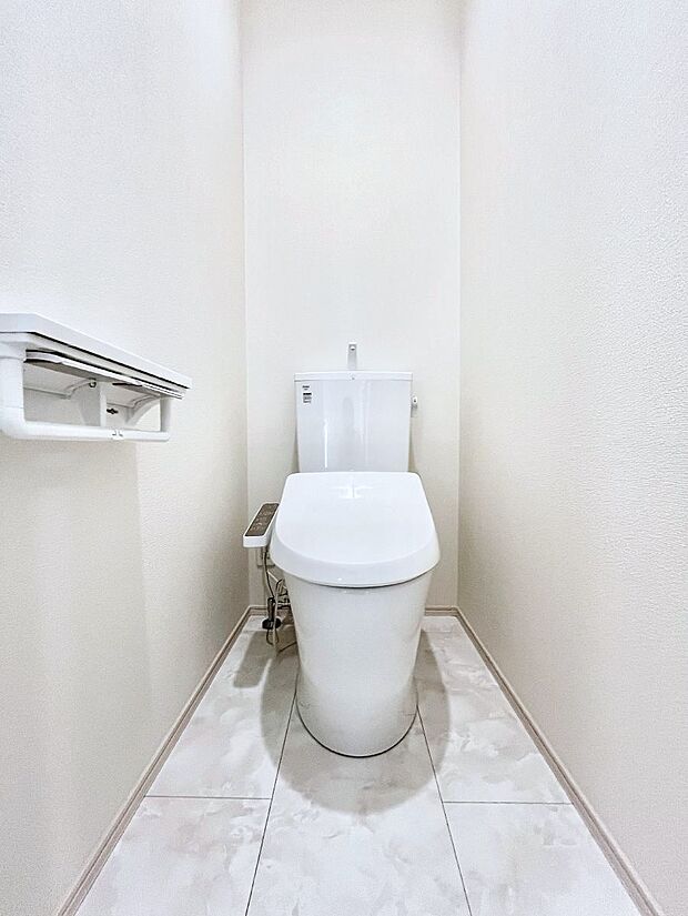 明るく清潔感のあるトイレです。