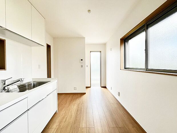 明るい陽光が注ぎ、寛ぎの雰囲気に満たされるダイニング。