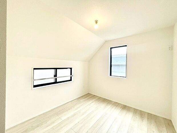 2面採光で気持ちよく自然光が取り入れられるのでお子様のお部屋にもピッタリ