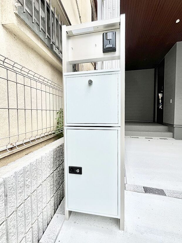 表札・インターホン・ポスト・宅配BOXをひとつに集約。エントランスになじむシンプルデザイン。