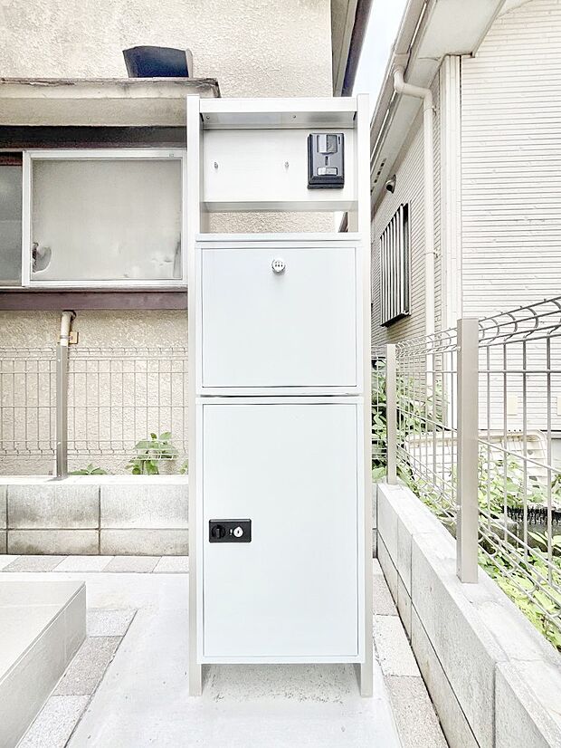 表札・インターホン・ポスト・宅配BOXをひとつに集約。エントランスになじむシンプルデザイン。
