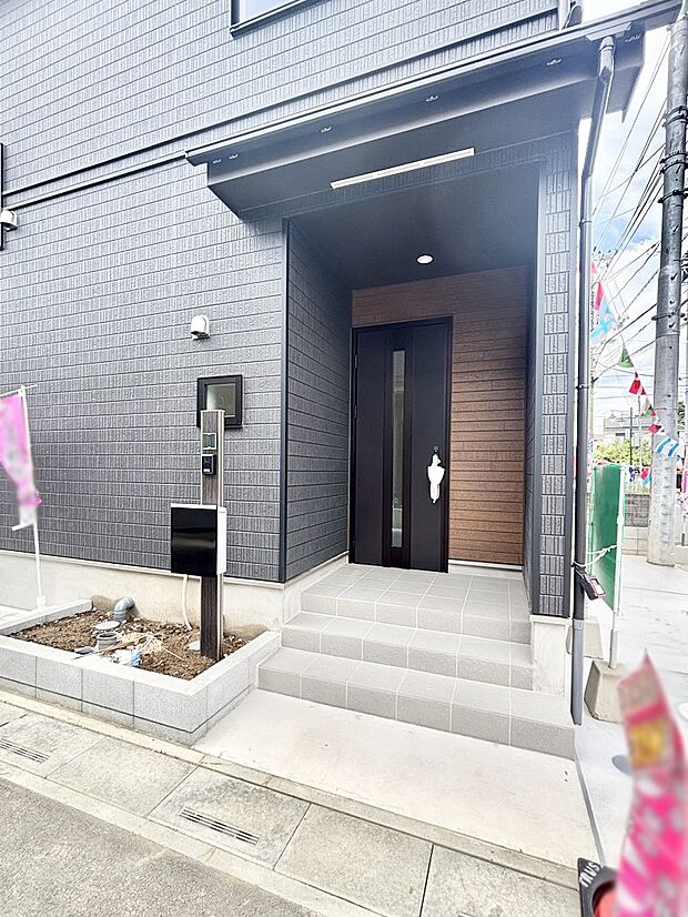 大切な家族、来客を出迎える玄関。玄関前は屋根付きで雨が降っていても濡れにくいです。