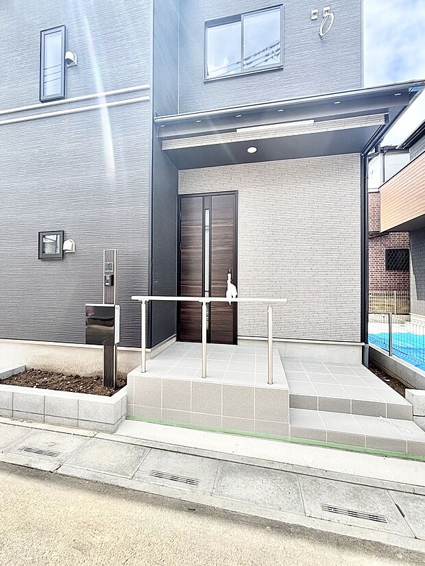 大切な家族、来客を出迎える玄関。玄関前は屋根付きで雨が降っていても濡れにくいです。