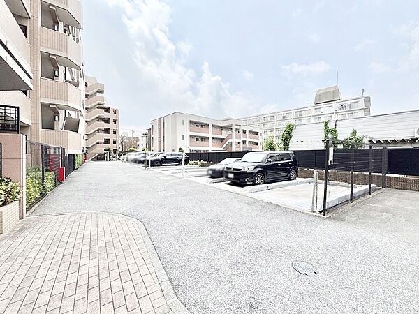 外観 敷地内に駐車場施設