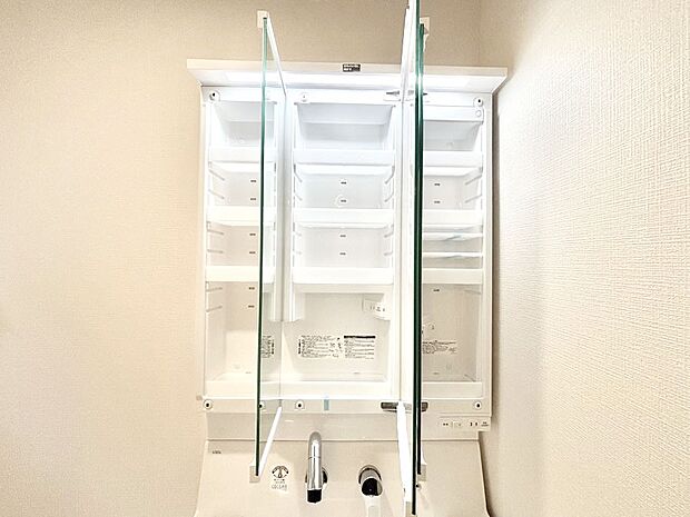 三面鏡の裏に、化粧品や衛生用品などを収納可能。洗面台をすっきりと保ちます！