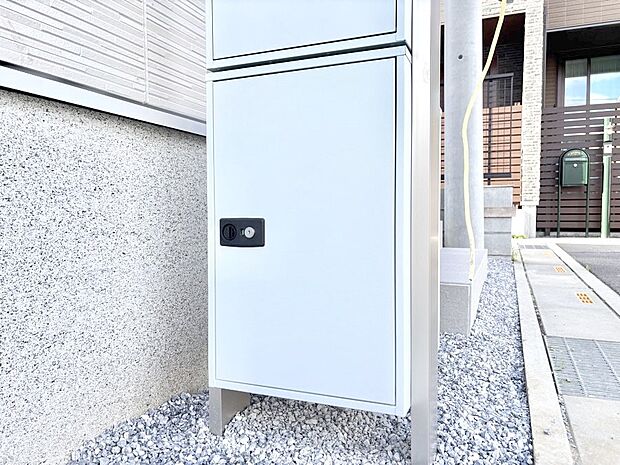 外観「宅配ボックス」　時間を気にせず宅配物をいつでも安全に受け取れます。 